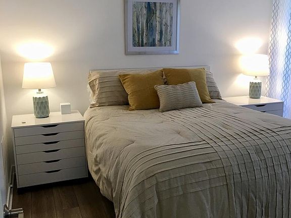 Ground floor bedroom with queen bed.