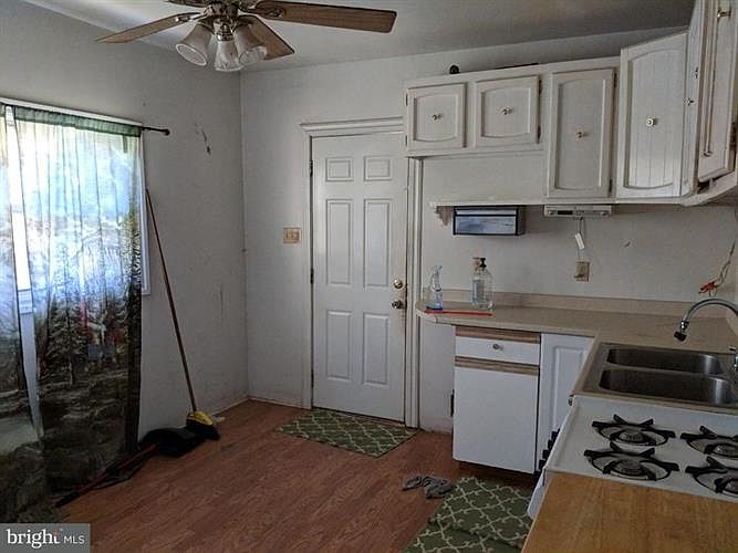 2nd image of 1618 Herbert Blvd