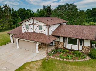 6625 Woodcrest Rd, Grand Forks, ND 58201