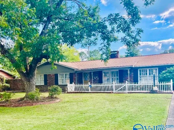 2421 Crestview Dr SE, Decatur, AL 35601