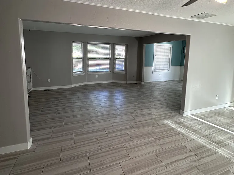 5912 N Sterling Dr — Photo 9