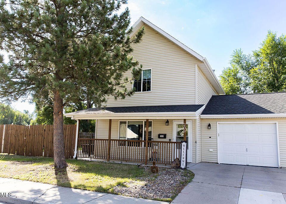 1st image of 209 5th St NE