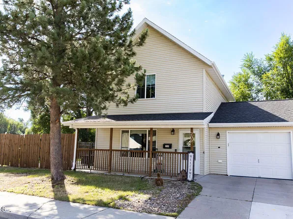 209 5th St NE, Mandan, ND 58554