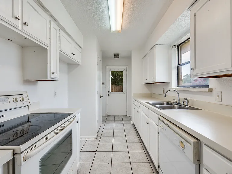 5431 Wild West Dr — Photo 6