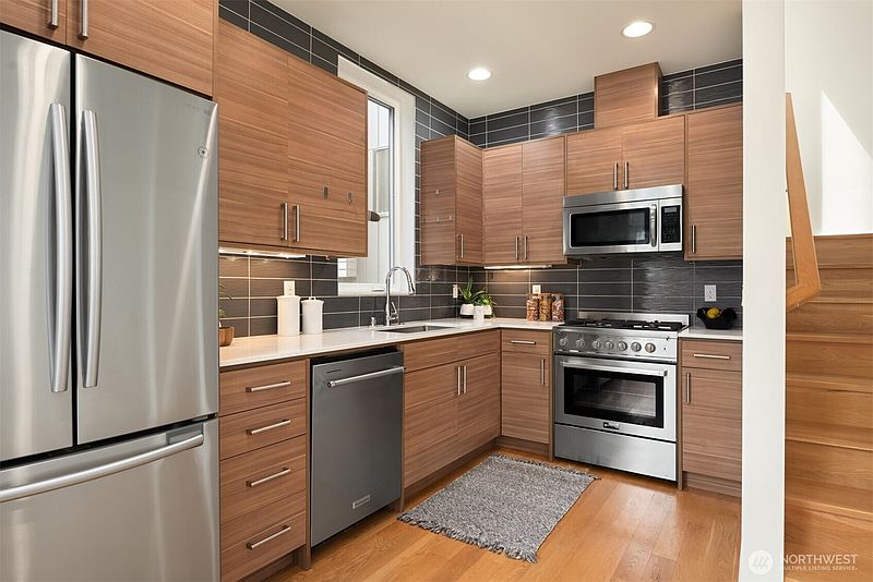 5th image of 3924 Linden Avenue N #E