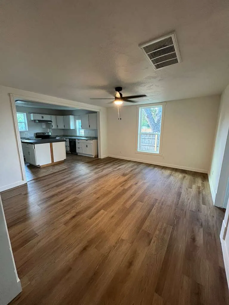 4 bed, 2436 sqft, $1,700 — Photo 4