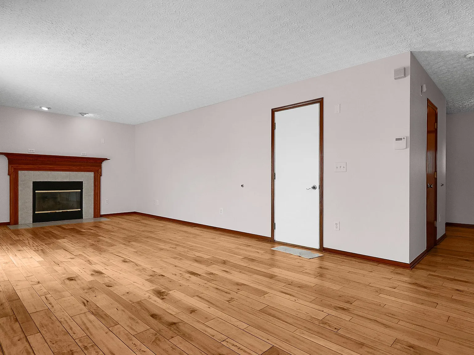 3 bed, 2.5 bath, 1512 sqft, $2,500 — Photo 3