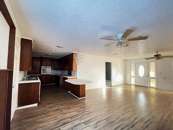 5th image of 314 Redwater Blvd W