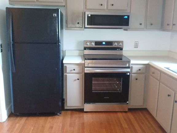 5th image of 1016 Blythe Ct W