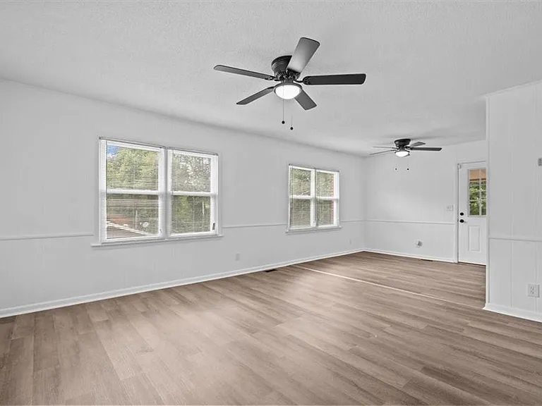 215 Thomas Heights Cir — Photo 4