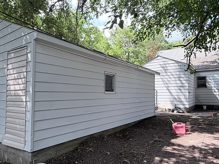 1950 Michael Ave — Photo 9