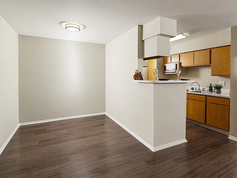 Cricket Hollow Apartments — Photo 26