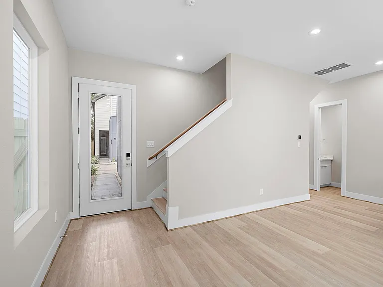 28 Bucan St #F — Photo 10