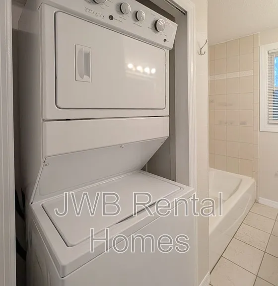 1377 Ingleside Ave #B — Photo 9