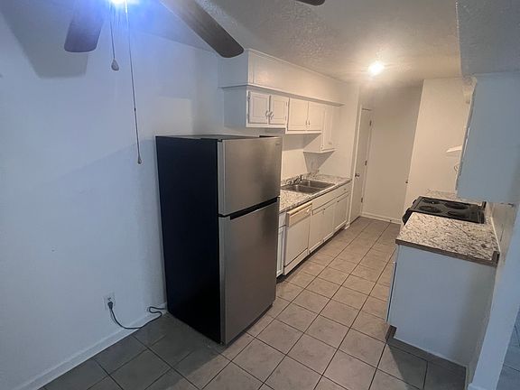 3rd image of 2182 Gardere Ln #B