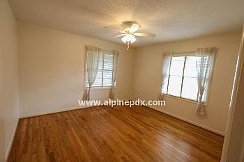 4th image of 912 NE Birchwood Dr