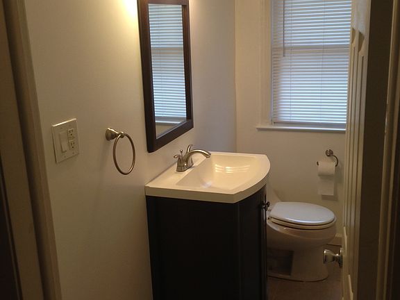 Main floor full bathroom