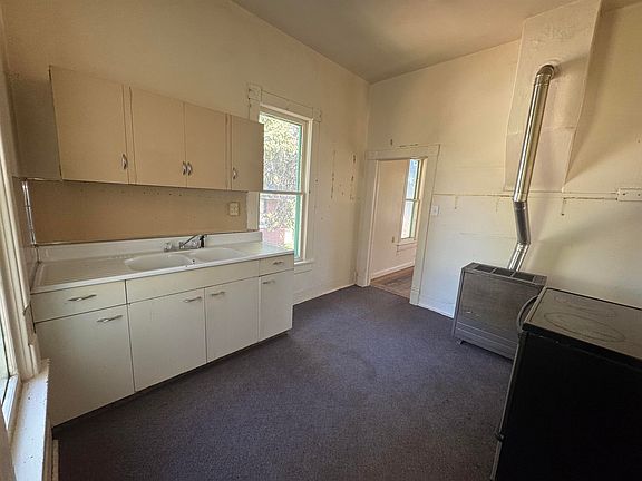 5th image of 609 Topaz St