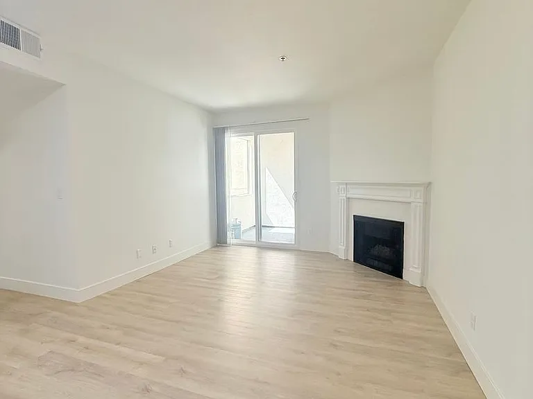 8715 Burton Way - Urban Feel Charming 2 bed 2 bath — Photo 37