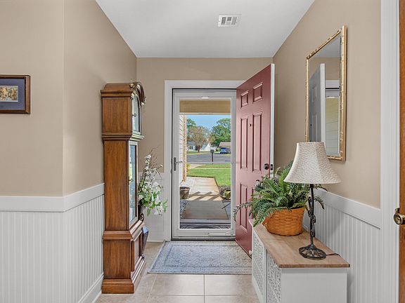 3rd image of 81 Paula Ct