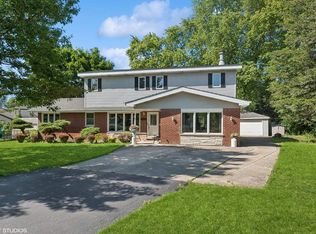 208 Spring Ct, Roselle, IL 60172