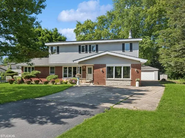 208 Spring Ct, Roselle, IL 60172