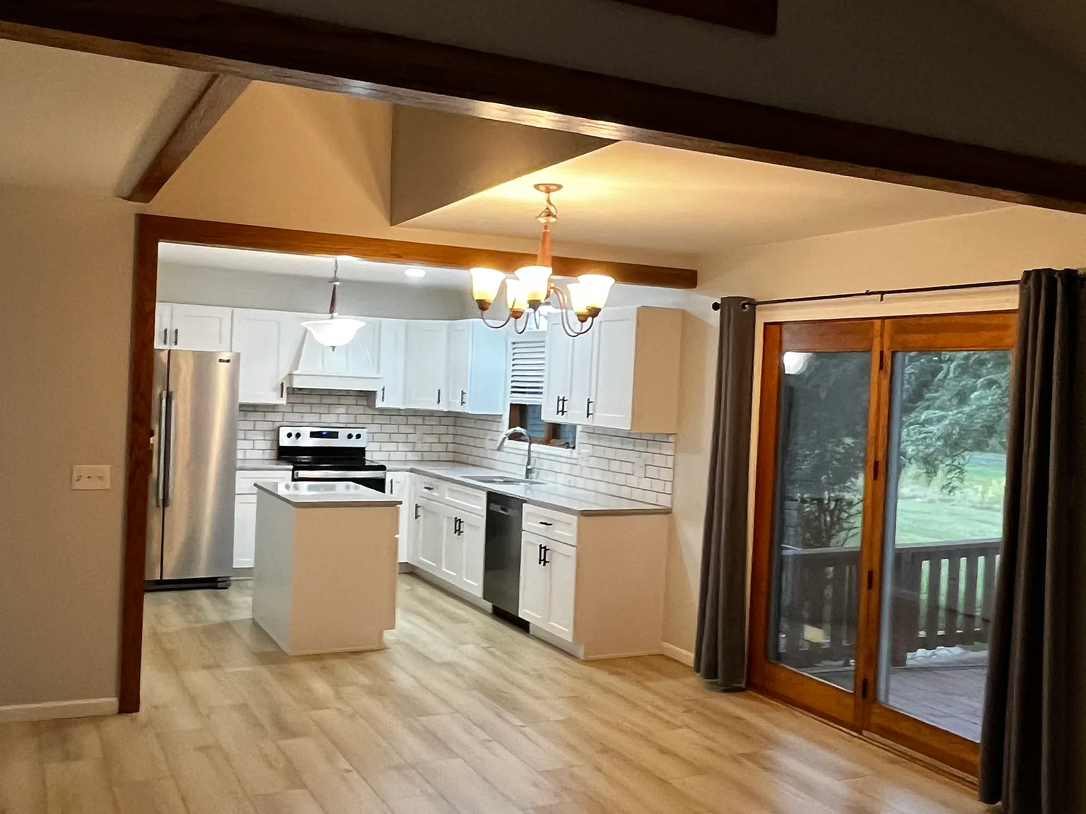4 bed, 2.5 bath, 2700 sqft, $2,200 — Photo 4