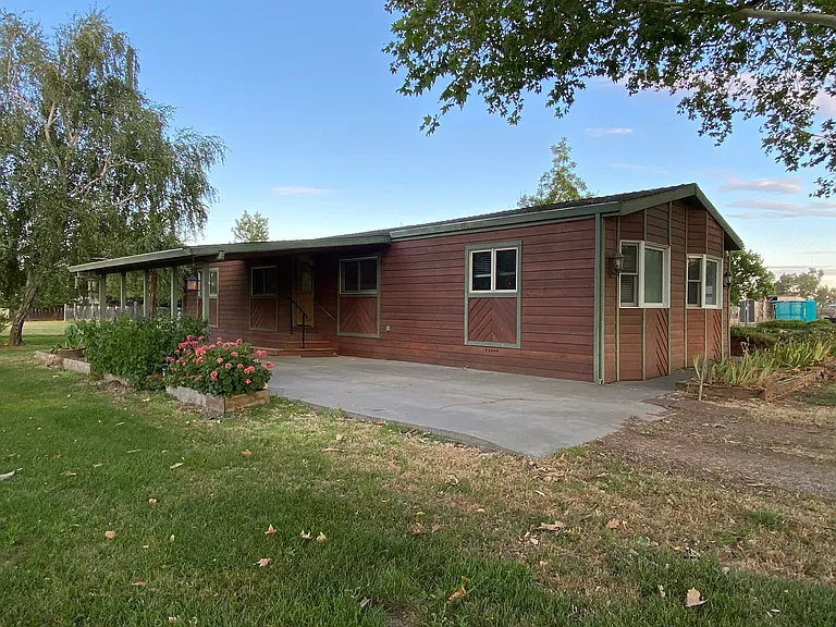 23443 Hamilton Ave — Photo 3