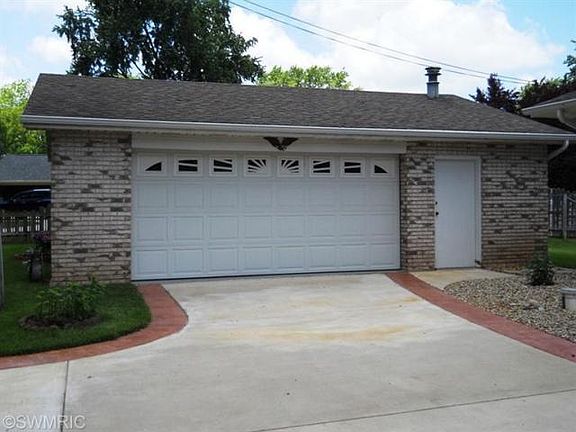 4th image of 62319 Lagoon Dr