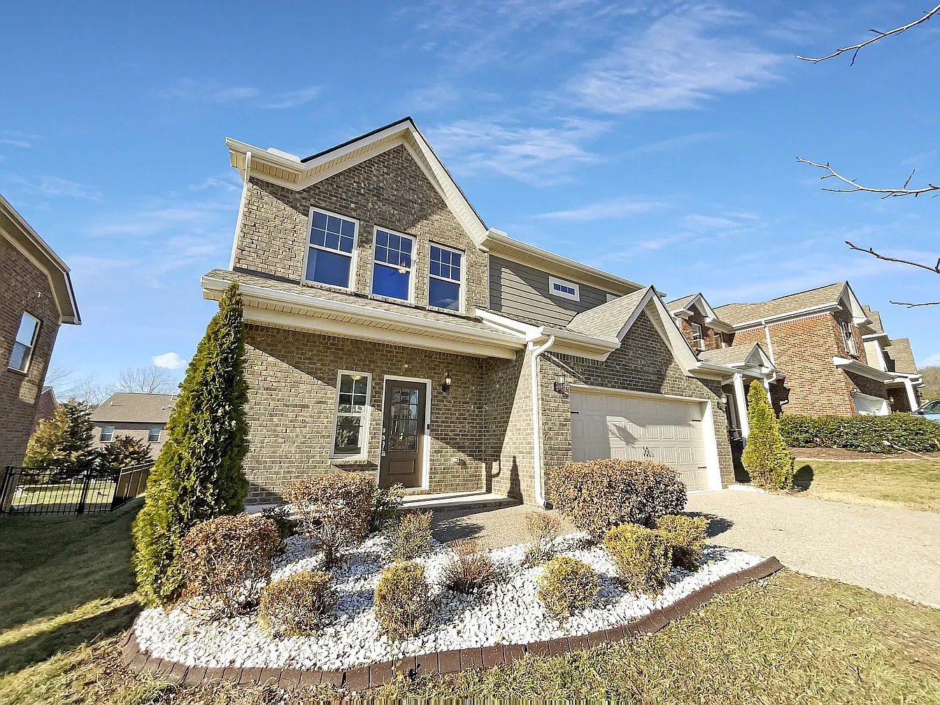 401 Blackthorn Ln — Photo 1