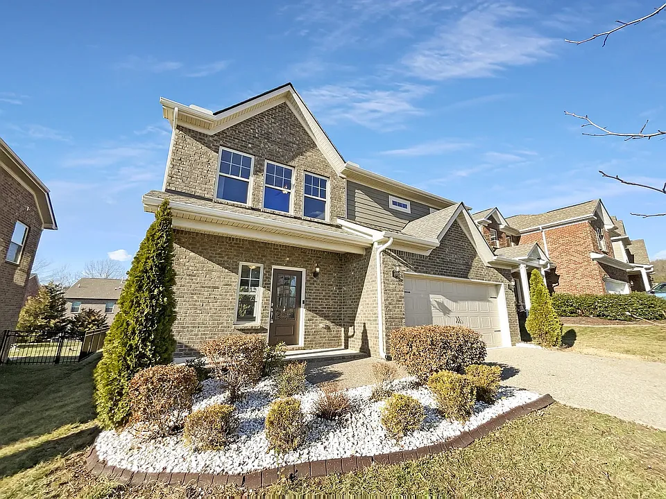 401 Blackthorn Ln