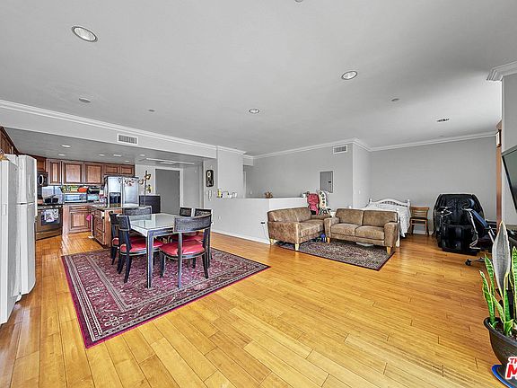 5th image of 980 S Oxford Ave Unit 405