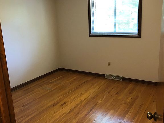 4th image of 4832-4834 Moreland Dr W