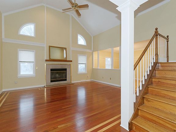 4th image of 3 Massachusetts Ct