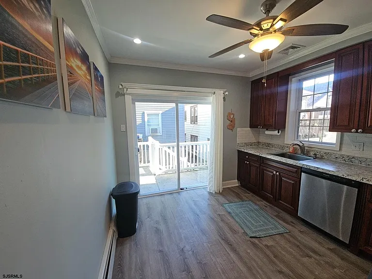 111 N Sacramento Ave — Photo 10