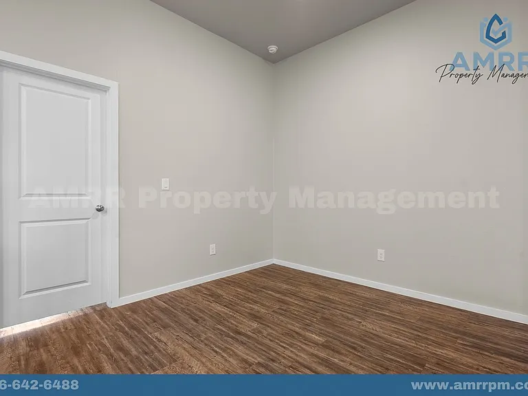 2037 Kenwood Ave — Photo 6