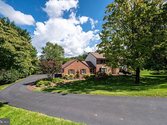 2nd image of 4 Glen Hollow Ct