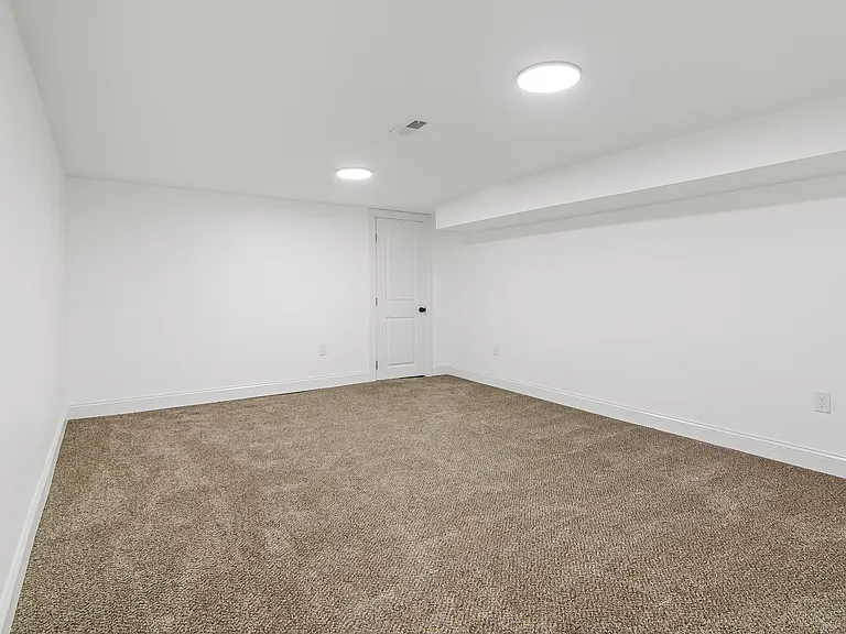 813 Whitelock St — Photo 20
