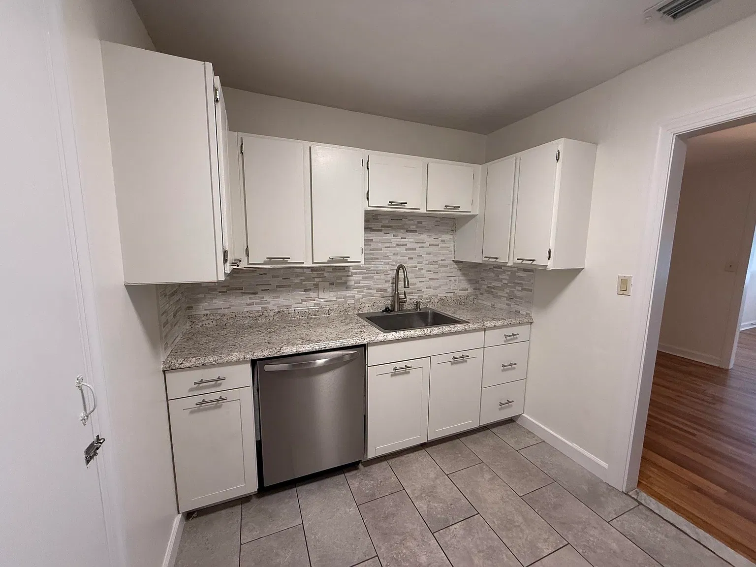 2 bed, 1.0 bath, 900 sqft, $1,375 — Photo 4
