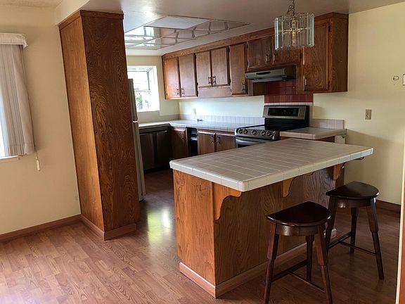 Large Kitchen w/ Island Bar