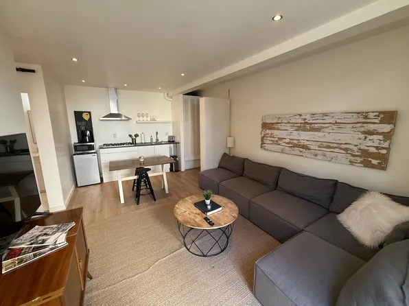 5761 Lake Lindero Dr, Agoura Hills, CA 91301