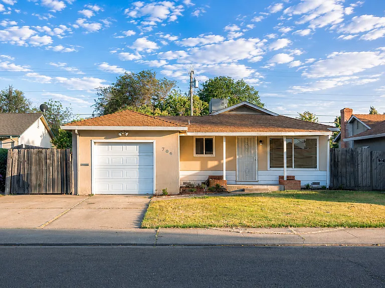 706 Edan Ave — Photo 1