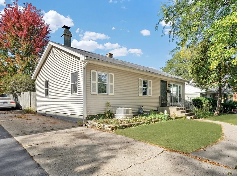 716 NW Holcomb Dr — Photo 8