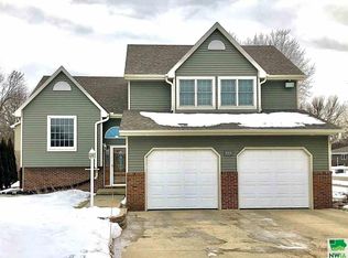 604 Topaz Dr, Sergeant Bluff, IA 51054