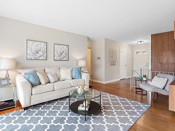 Living Room w/Hdwd Floors