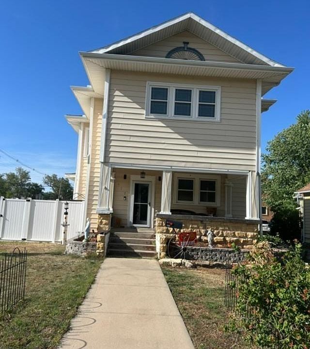 1st image of 472 W 2nd St