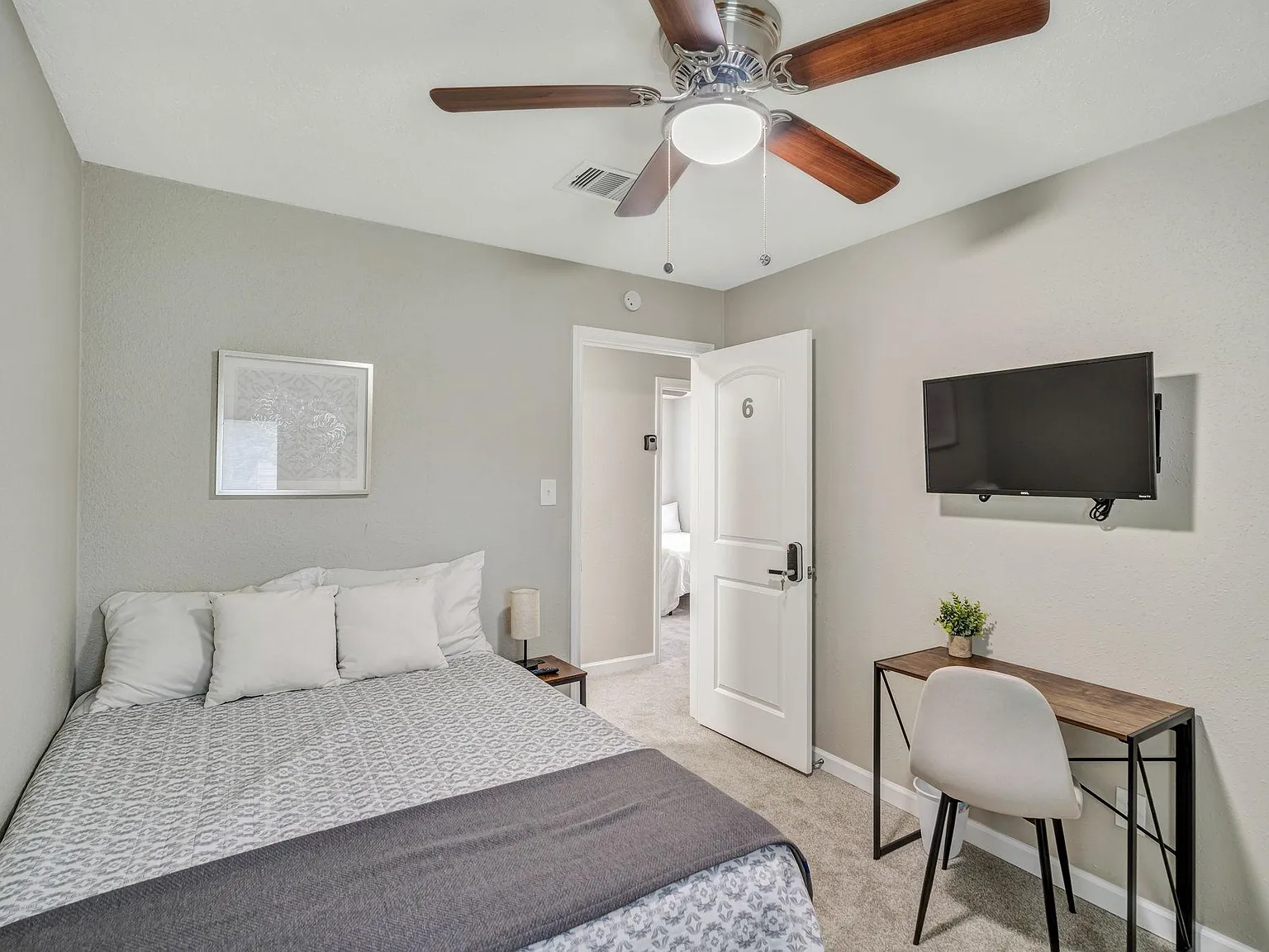 4 bed, 4.0 bath, 2400 sqft, $698 — Photo 2