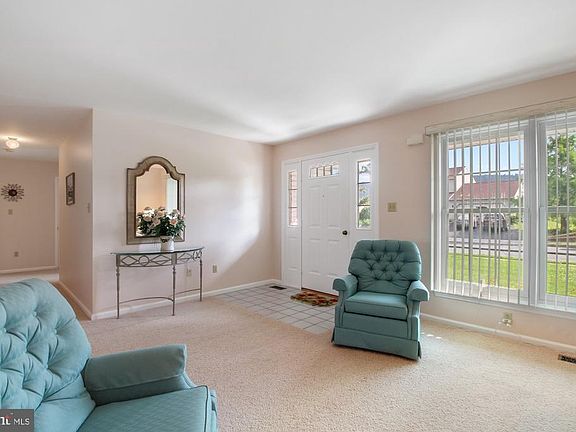 5th image of 302 Carriage Dr
