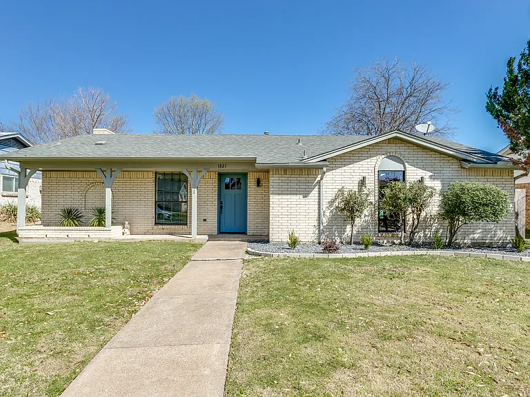 1821 Travis St — Photo 1