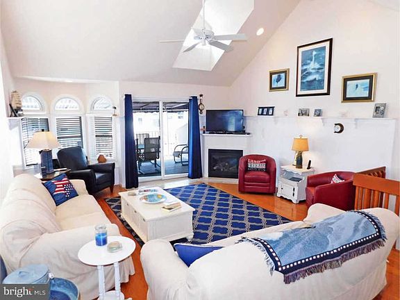 4th image of 137 51st St #E